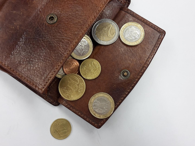 Zahlreiche Menschen sind aktuell auf der Suche nach geeigneten Krediten für ganz vielfältige Anliegen. - Foto: pixabay.de © cocoparisienne CCO Public Domain