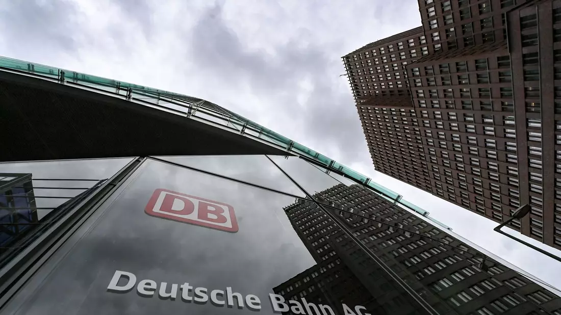 Im ersten Halbjahr 2025 hat die Bahn Verluste im dreistelligen Millionenbereich eingefahren. (Archivbild) - Bild: Jens Kalaene/dpa