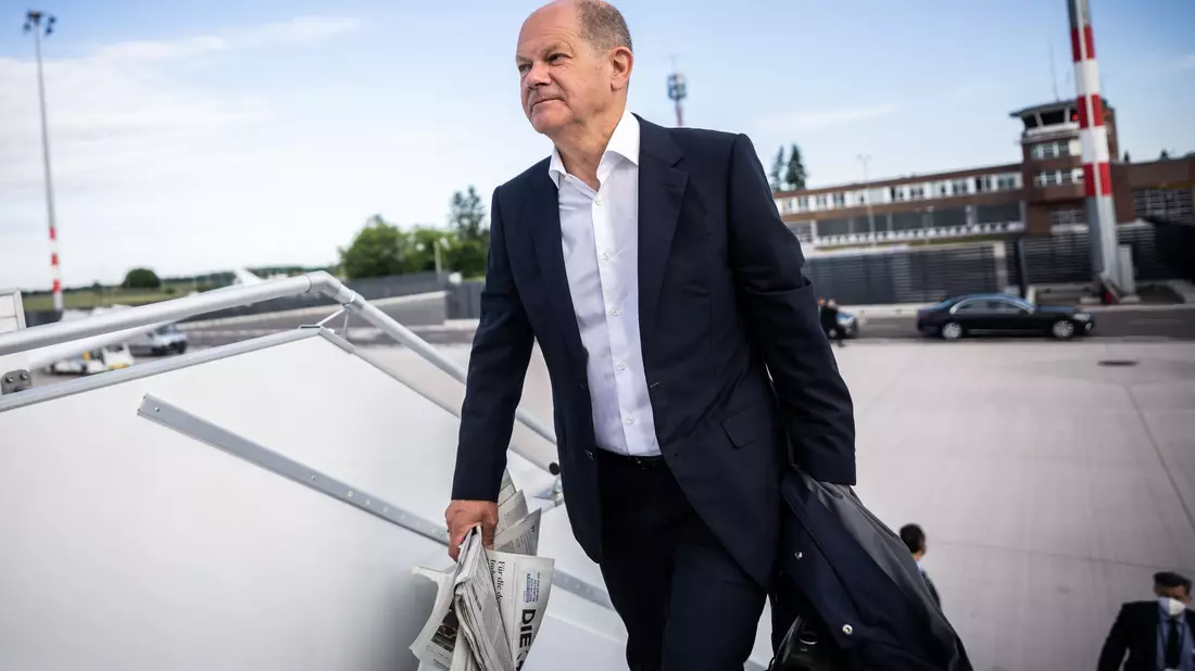 Zu einer Begegnung zwischen Kanzler Olaf Scholz und Papst Franziskus kam es bereits bei der Trauerfeier für den emeritierten Papst Benedikt XVI. - Bild: Michael Kappeler/dpa