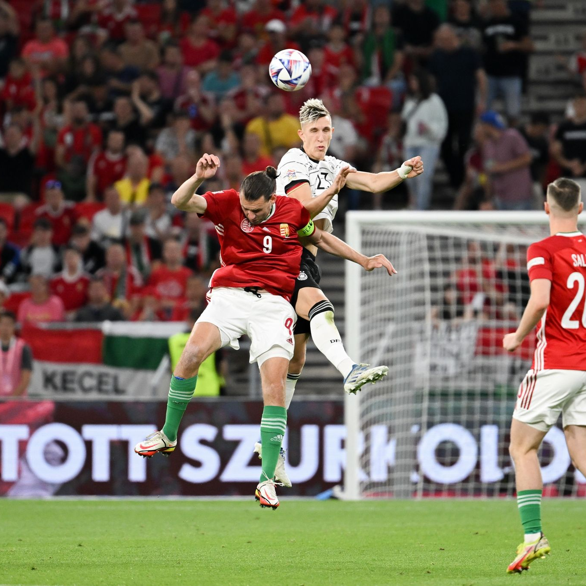 Nico Schlotterbeck und der BVB konnten gegen Paris Saint-Germain nicht gewinnen. - Foto: Federico Gambarini/dpa