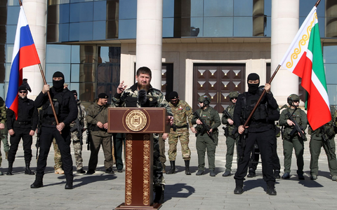 Ramsan Kadyrow ist Machthaber der russischen Provinz Tschetschenien. Er hat eigene Kämpfer in die Ukraine geschickt. - Foto: -/AP/dpa