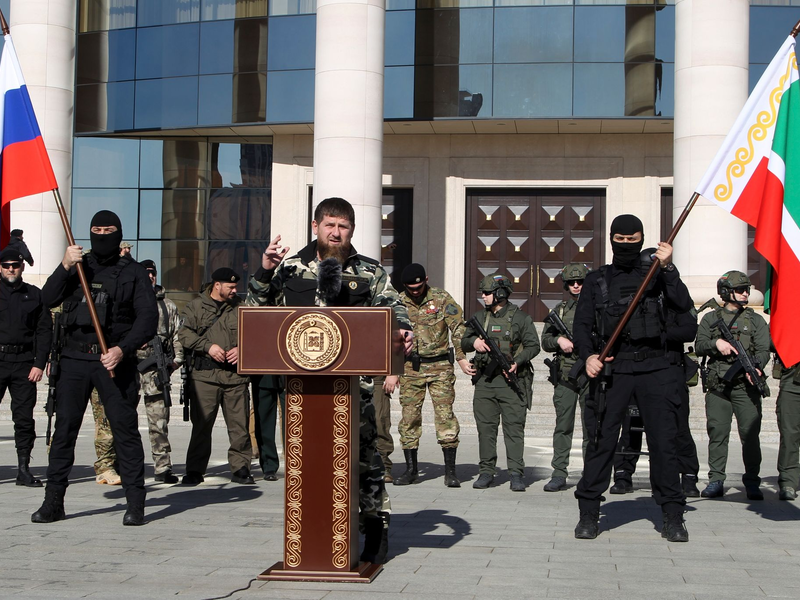 Ramsan Kadyrow ist Machthaber der russischen Provinz Tschetschenien. Er hat eigene Kämpfer in die Ukraine geschickt. - Foto: -/AP/dpa