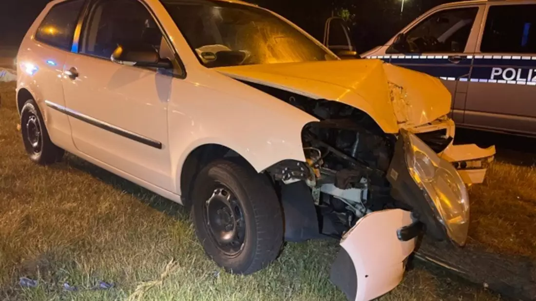FF Bad Salzuflen: Lkw landet in Grastrup-Hölsen auf der Seite / Ein Mensch wird bei Unfall am Mittwochmorgen verletzt - Bild: presseportal.de