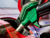 Die Spritpreise haben bisher kaum auf den Absturz des Öpreises reagiert. (Archivbild) - Foto: Christophe Gateau/dpa