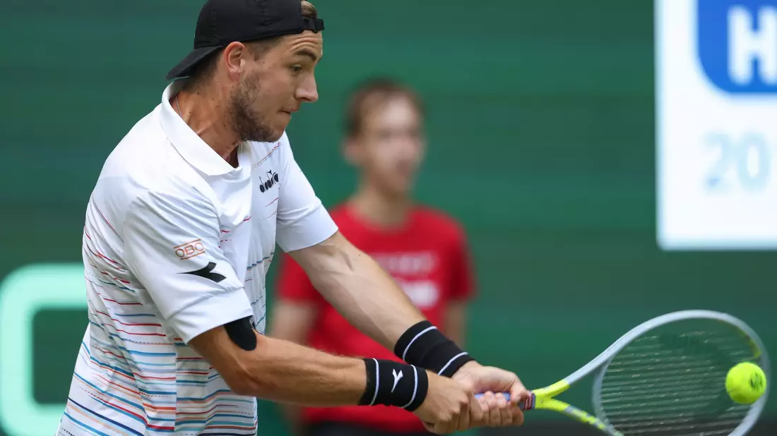Jan-Lennard Struff trifft nun im Viertelfinale auf den Weltranglisten-Ersten Jannik Sinner. - Bild: Friso Gentsch/dpa