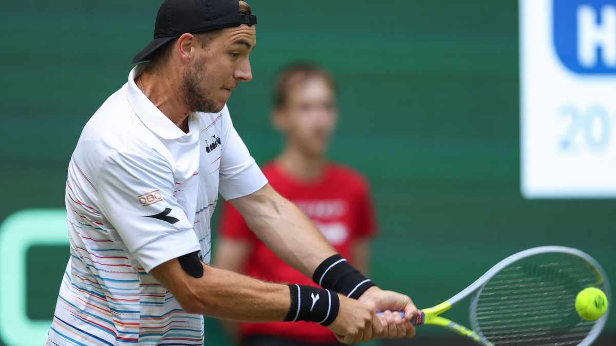 Konnte seine Chancen im Achtelfinale von Halle nicht nutzen: Jan-Lennard Struff. - Foto: Friso Gentsch/dpa