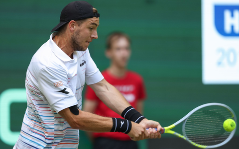 Jan-Lennard Struff trifft nun im Viertelfinale auf den Weltranglisten-Ersten Jannik Sinner. - Foto: Friso Gentsch/dpa