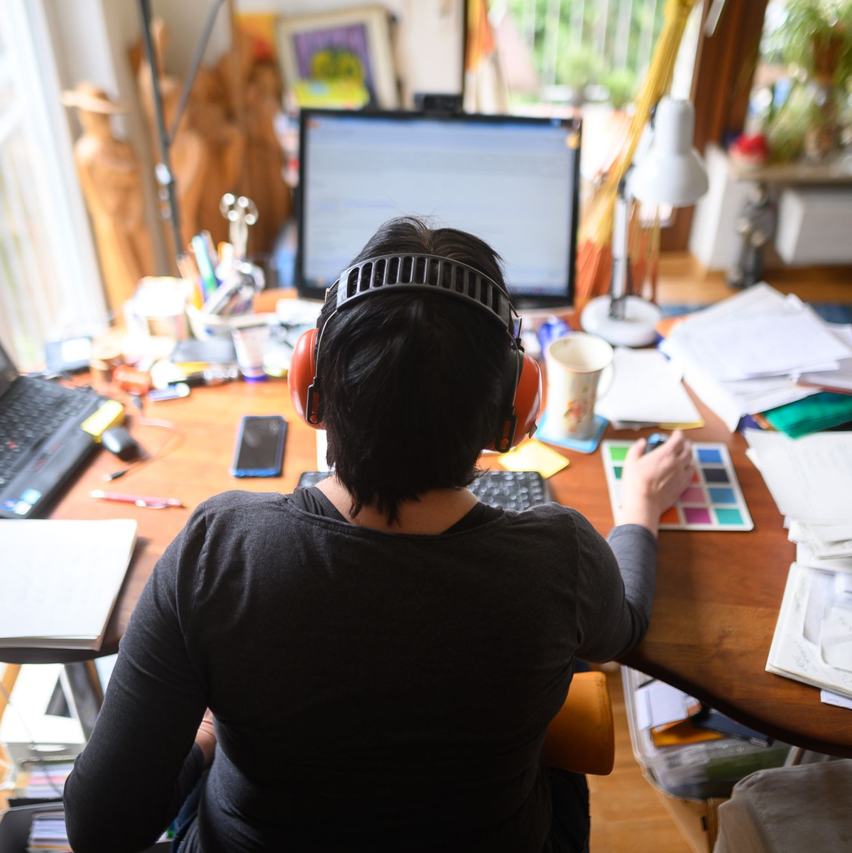 Positive Effekte auf die Wirtschaft konnten während der Corona-Pandemie dank Home-Office und E-Commerce verzeichnet werden. - Foto: Sebastian Gollnow/dpa