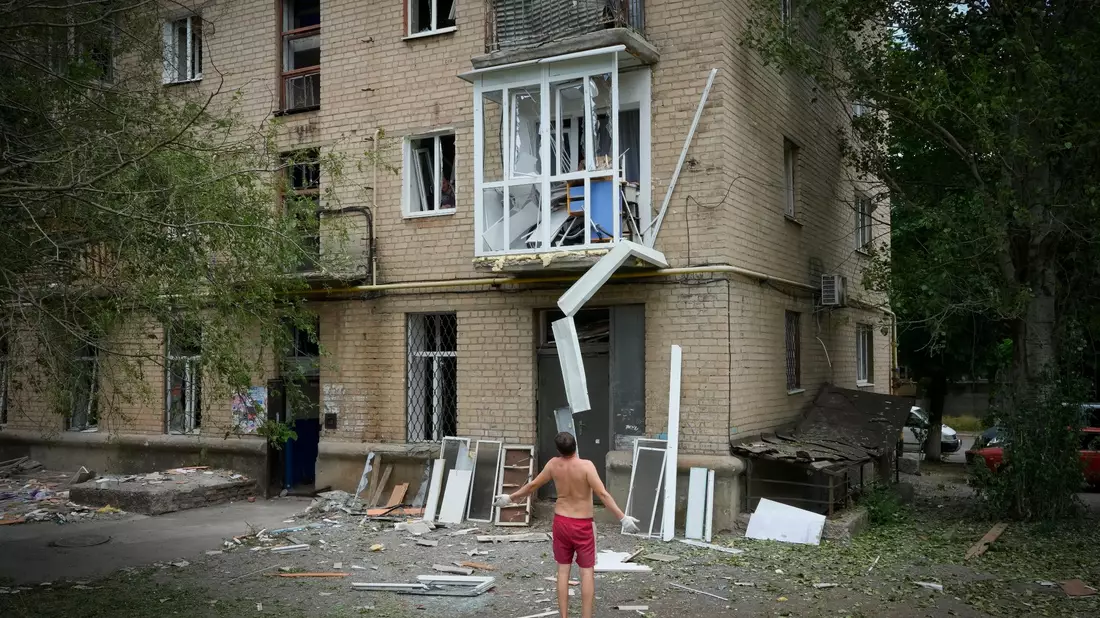 Seit mittlerweile mehr als zwei Jahren wehrt die Ukraine eine russische Invasion ab. - Bild: Efrem Lukatsky/AP/dpa