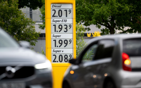 Die Benzinpreise sind vor Ostern erneut gestiegen (Symbolbild). - Foto: Daniel Reinhardt/dpa