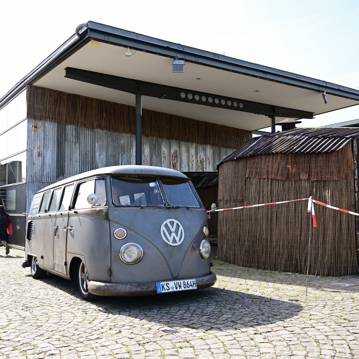 Documenta-Mitarbeiter hängen das umstrittene Großbanner «People's Justice» des indonesischen Künstlerkollektivs Taring Padi ab. - Foto: Uwe Zucchi/dpa