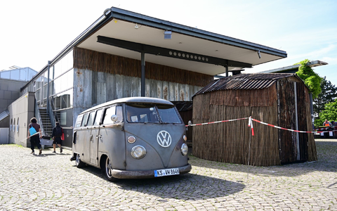 Documenta-Mitarbeiter hängen das umstrittene Großbanner «People's Justice» des indonesischen Künstlerkollektivs Taring Padi ab. - Foto: Uwe Zucchi/dpa