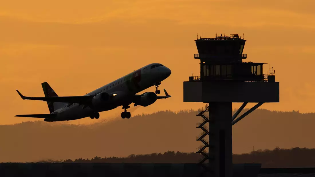 Tausende Passagiere warten vor den Abfertigungsschaltern des Flughafens auf ihren Check-In. - Bild: Boris Roessler/dpa