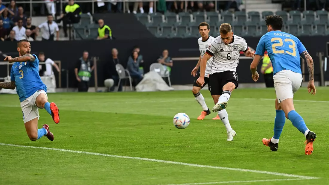 Granit Xhaka (r) traf mit einem Weitschuss zum 1:0 für die Werkself. - Bild: Federico Gambarini/dpa