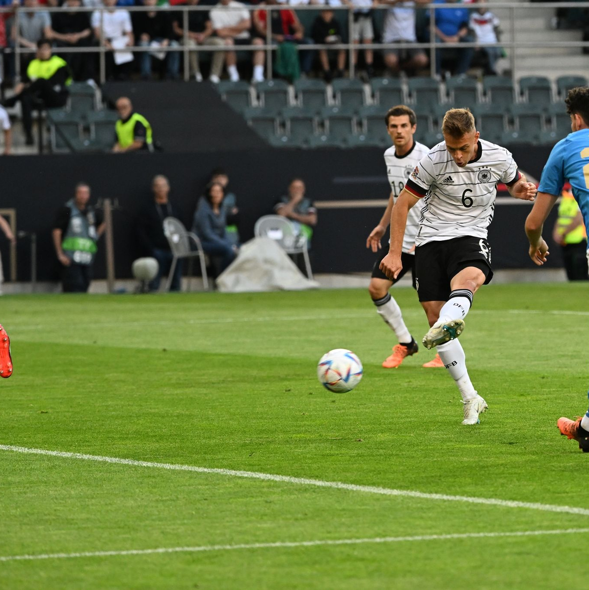 Ex-Bayern-Profi Josip Stanisic (M.) jubelte nach seinem Führungstreffer nicht. - Foto: Federico Gambarini/dpa