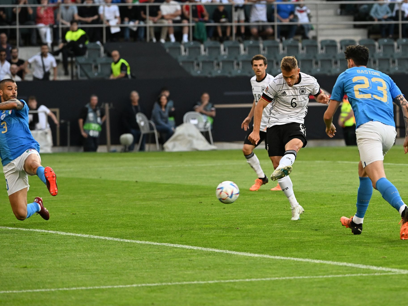 Für Madrid traf Rodrigo De Paul (l) zur 1:0-Führung. - Foto: Federico Gambarini/dpa