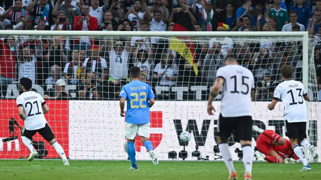 Kapitän Ilkay Gündogan musste das Feld in der Mitte der ersten Halbzeit verletzungsbedingt verlassen. - Bild: Bernd Thissen/dpa
