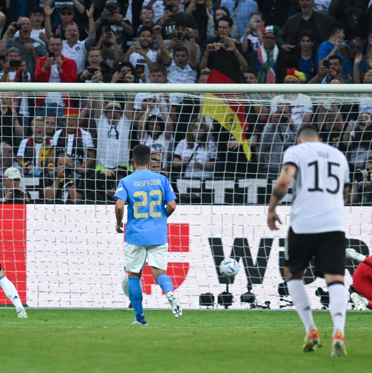 Kapitän Ilkay Gündogan musste das Feld in der Mitte der ersten Halbzeit verletzungsbedingt verlassen. - Foto: Bernd Thissen/dpa
