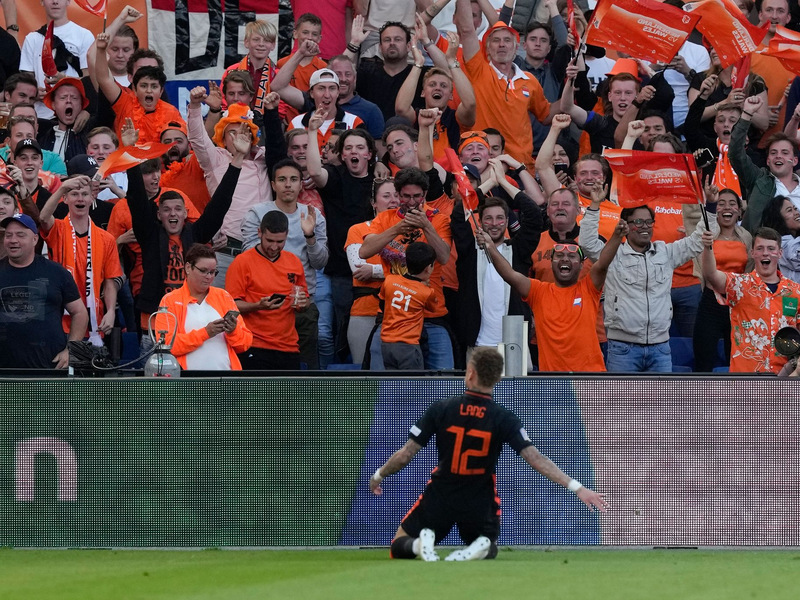 Die Niederländer retteten sich mit dem 2:2 Ausgleich in der letzten Minute in die Verlängerung. - Foto: Peter Dejong/AP/dpa