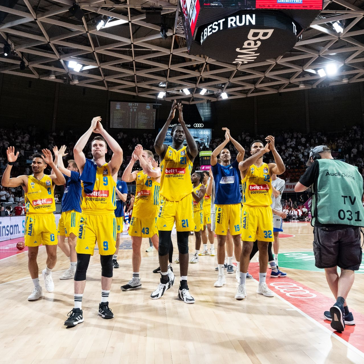 Der FC Bayern München setzte sich in Augsburg nur knapp mit 3:2 durch. - Foto: Sven Hoppe/dpa