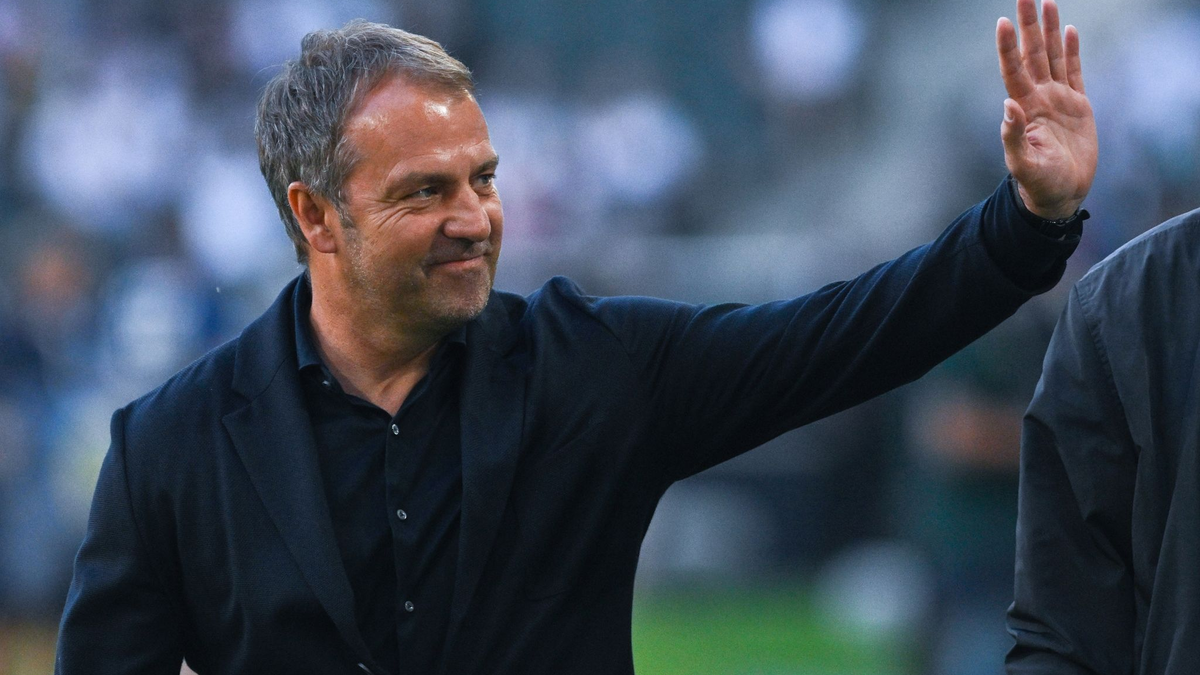 Bundestrainer Hansi Flick verlässt nach der Niederlage gegen Kolumbien das Spielfeld. - Foto: Bernd Thissen/dpa