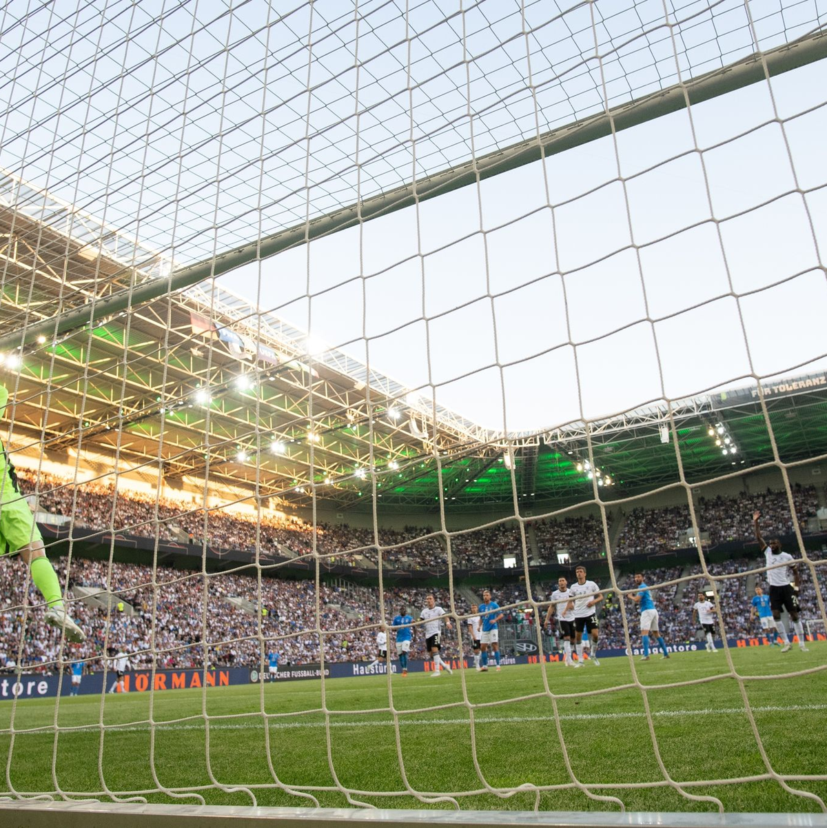 Neu in der Startelf: Tim Kleindienst. - Foto: Bernd Thissen/dpa