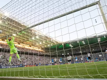 Neu in der Startelf: Tim Kleindienst. - Foto: Bernd Thissen/dpa