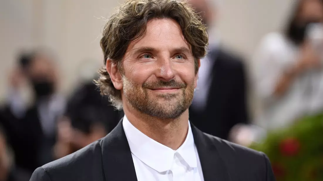 US-Schauspieler Bradley Cooper verwandelt sich im Film «Maestro» in den legendären Dirigenten und Komponisten Leonard Bernstein. - Bild: Evan Agostini/Invision/dpa