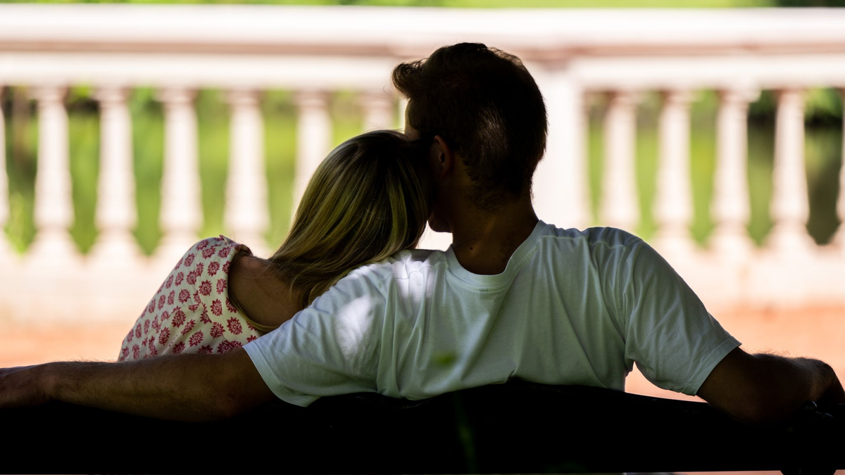 Gerade bei jüngeren Menschen stößt das offene Beziehungsmodell auf Zuspruch. (Archivbild) - Foto: Mohssen Assanimoghaddam/dpa