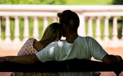 Gerade bei jüngeren Menschen stößt das offene Beziehungsmodell auf Zuspruch. (Archivbild) - Foto: Mohssen Assanimoghaddam/dpa