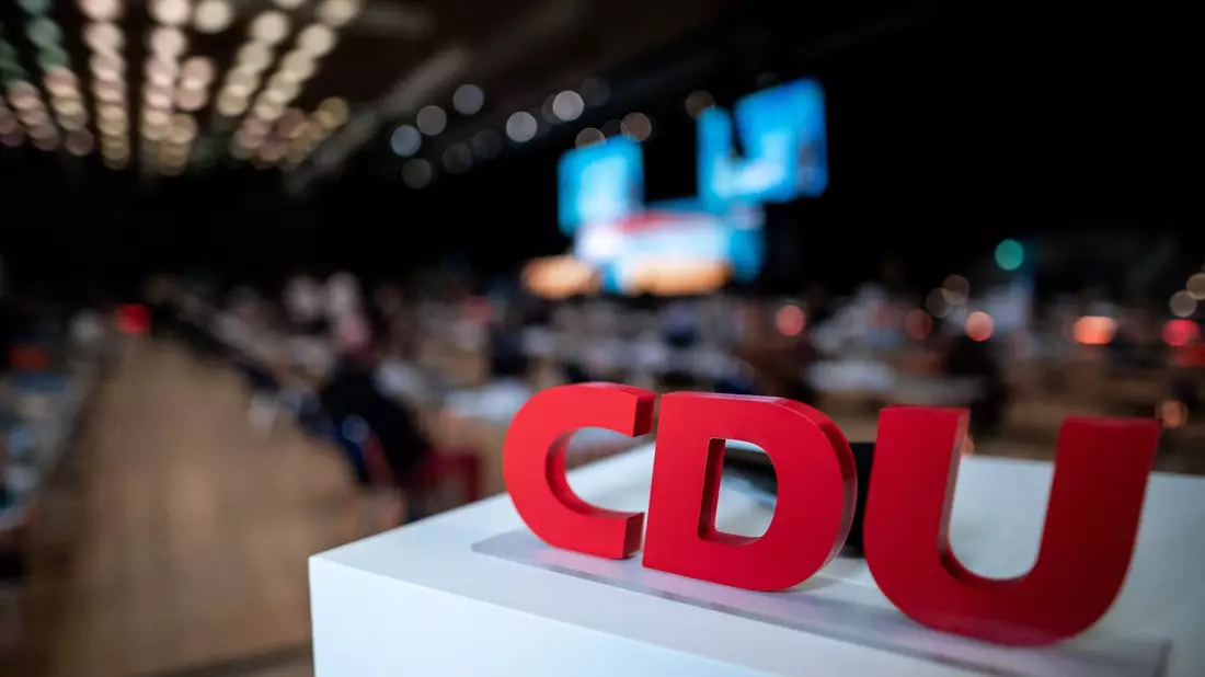 Der Entwurf für das neue CDU-Grundsatzprogramm argumentiert, der Kampf gegen Extremismus gelte denen, die Hass und Gewalt schürten und eine islamistische Ordnung anstrebten. - Bild: Fabian Strauch/dpa