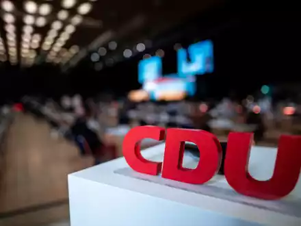 Der Entwurf für das neue CDU-Grundsatzprogramm argumentiert, der Kampf gegen Extremismus gelte denen, die Hass und Gewalt schürten und eine islamistische Ordnung anstrebten. - Foto: Fabian Strauch/dpa