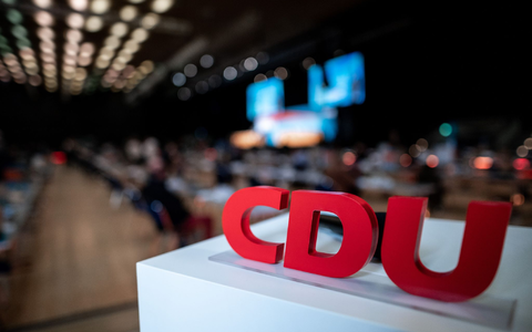 Der Entwurf für das neue CDU-Grundsatzprogramm argumentiert, der Kampf gegen Extremismus gelte denen, die Hass und Gewalt schürten und eine islamistische Ordnung anstrebten. - Foto: Fabian Strauch/dpa Der Entwurf für das neue CDU-Grundsatzprogramm argumentiert, der Kampf gegen Extremismus gelte denen, die Hass und Gewalt schürten und eine islamistische Ordnung anstrebten. - Foto: Fabian Strauch/dpa