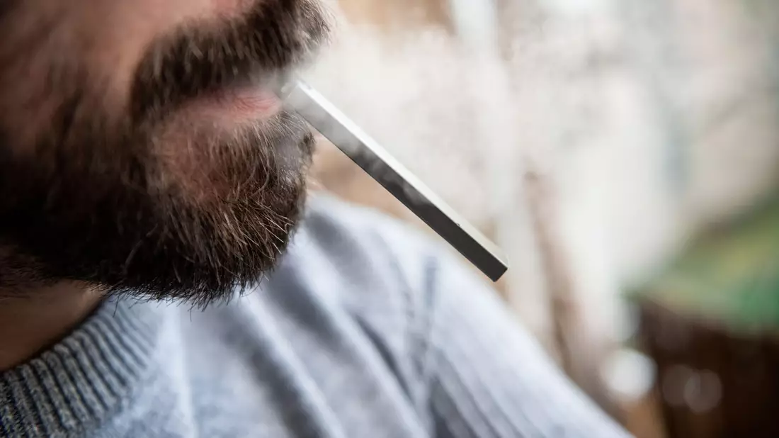 Gesundheitsexperten warnen vor Gefahren von E-Zigaretten. (Symbolbild) - Bild: Fabian Strauch/dpa