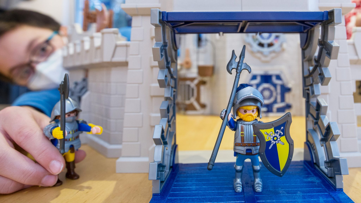Unterschiedliche Figure während der Neuheitenschau der Spielwarenmesse am Stand von Playmobil. - Foto: Daniel Karmann/dpa