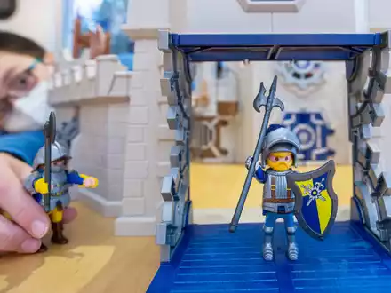 Figuren aus der Tiny-Haus-Spielwelt von Playmobil. - Foto: Daniel Karmann/dpa