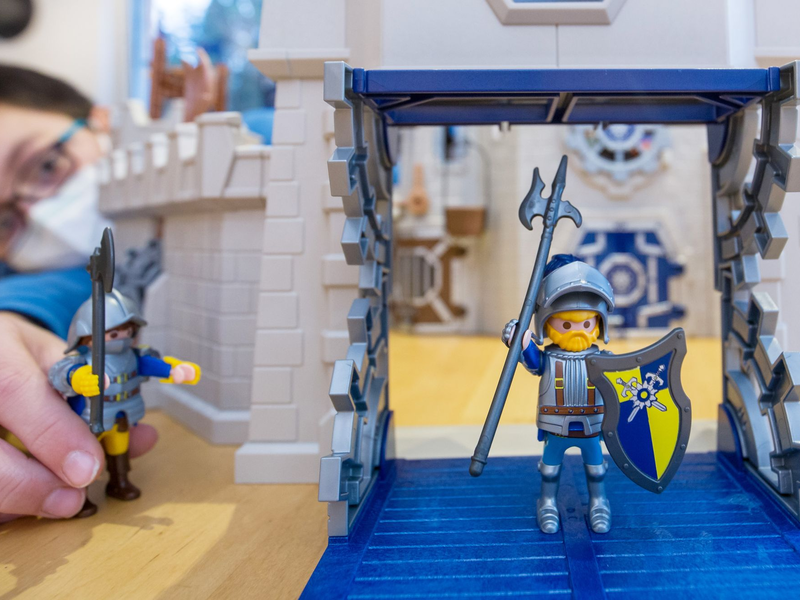 Unterschiedliche Figure während der Neuheitenschau der Spielwarenmesse am Stand von Playmobil. - Foto: Daniel Karmann/dpa