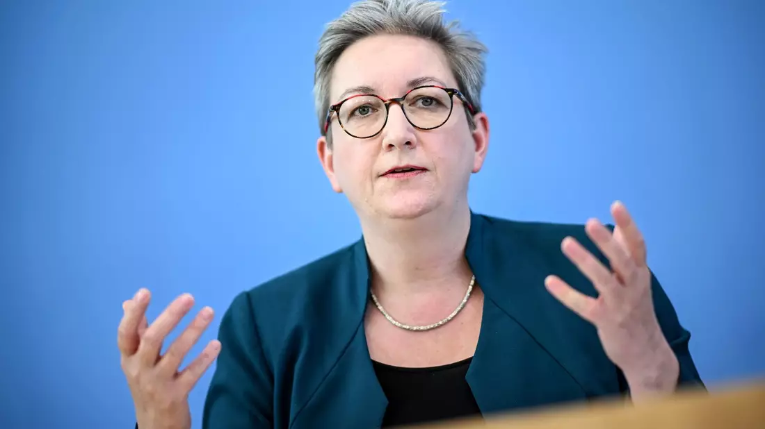 Bauministerin Klara Geywitz (SPD) bei einer Baustellenbesichtigung. Im Kanzleramt tagt heute der «Wohnungsbaugipfel». - Bild: Britta Pedersen/dpa