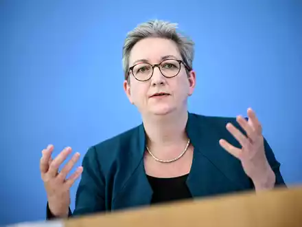 Bauministerin Klara Geywitz (SPD) bei einer Baustellenbesichtigung. Im Kanzleramt tagt heute der «Wohnungsbaugipfel». - Foto: Britta Pedersen/dpa