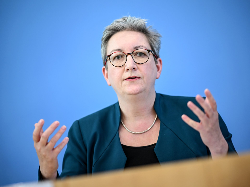 Bauministerin Klara Geywitz (SPD) bei einer Baustellenbesichtigung. Im Kanzleramt tagt heute der «Wohnungsbaugipfel». - Foto: Britta Pedersen/dpa