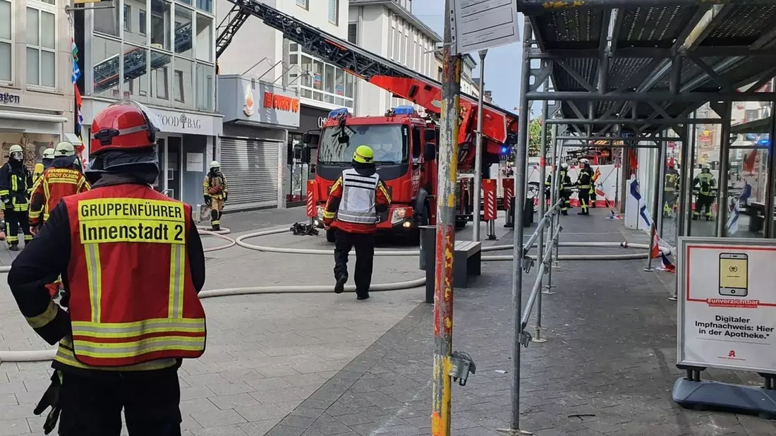 BPOL NRW: Eine Person - 32 Ausweisdokumente. Zoll und Bundespolizei stoppen Mann vor der Ausreise. - Bild: presseportal.de