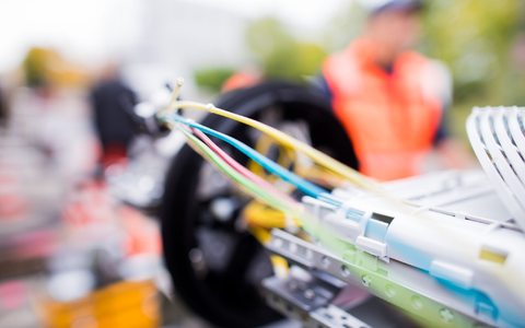 Glasfaser ermöglichen eine schnelle Datenübertragung. (Archivbild) - Foto: Rolf Vennenbernd/dpa