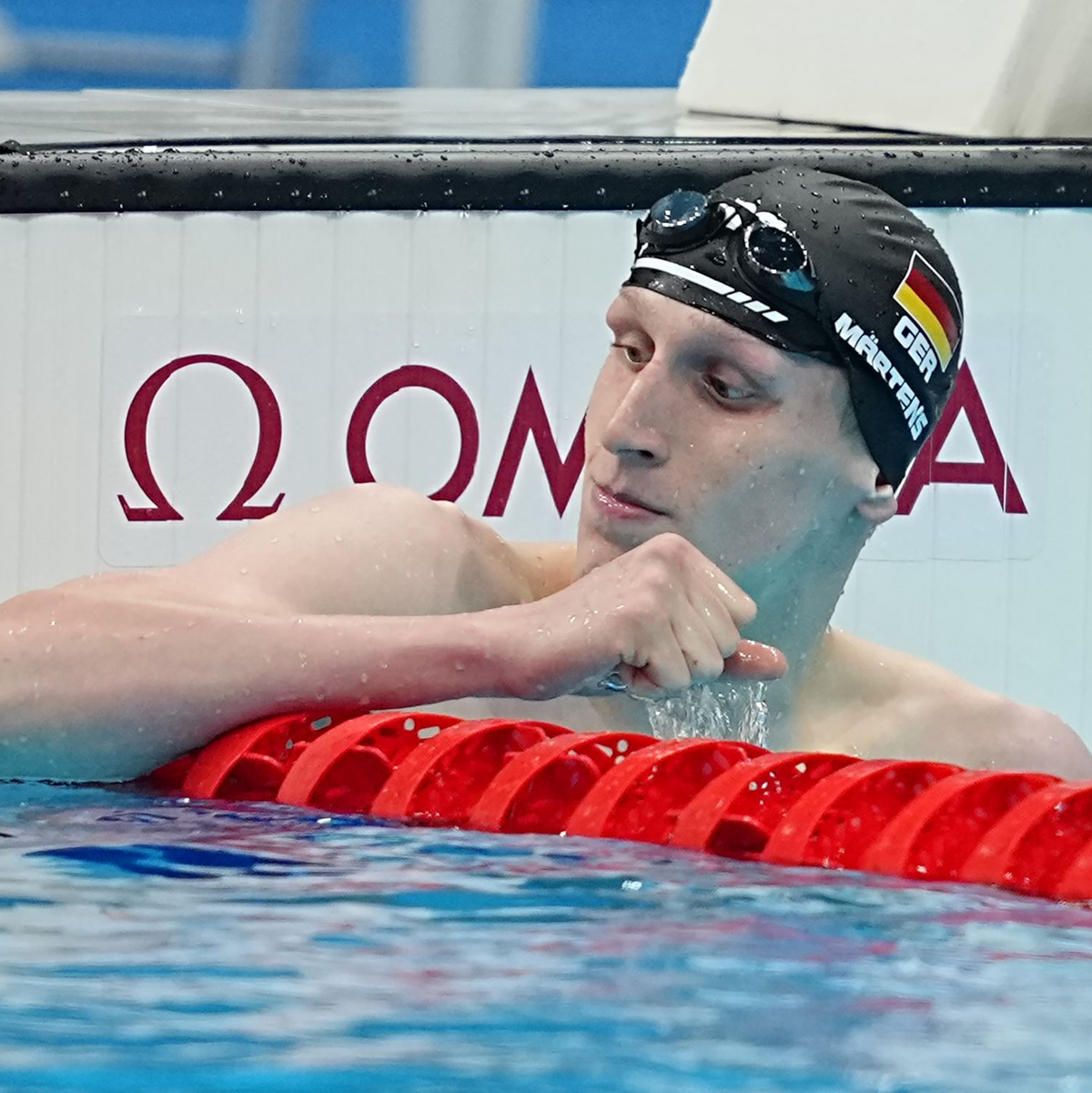 Lukas Märtens freut sich über einen Weltrekord über 400 Meter Freistil. - Foto: Michael Kappeler/dpa