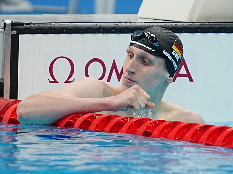 Lukas Märtens freut sich über einen Weltrekord über 400 Meter Freistil. - Foto: Michael Kappeler/dpa