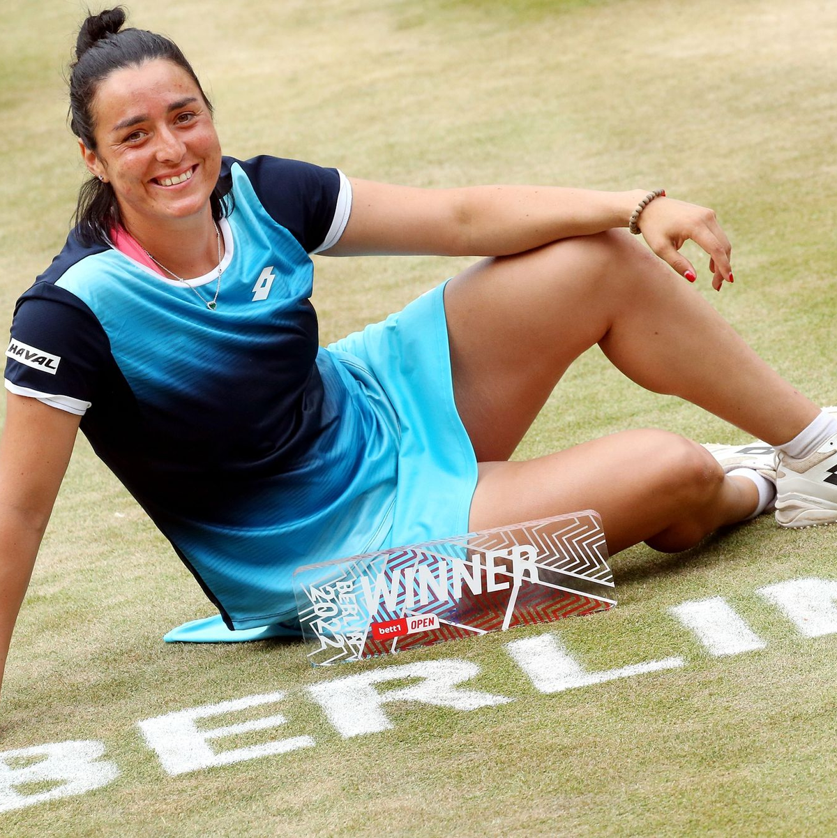 Ons Jabeur spielt eine Vorhand. - Foto: Wolfgang Kumm/dpa