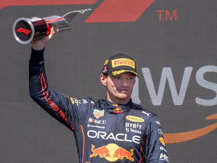 Red-Bull-Pilot Max Verstappen feiert seinen Sieg beim Grand Prix von Kanada. - Foto: Paul Chiasson/The Canadian Press/AP/dpa