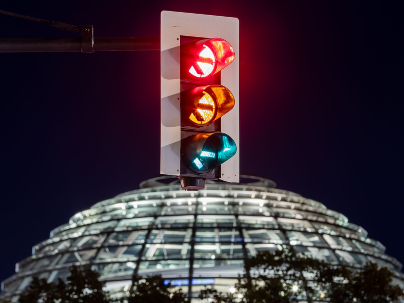 Soll die FDP noch mit der SPD und den Grünen regieren? Eine Initiative will die Mitglieder der Liberalen befragen lassen. - Foto: Christoph Soeder/dpa