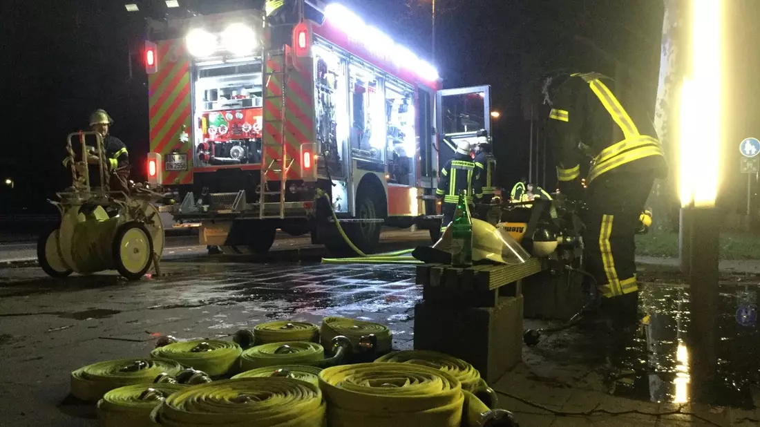 FW-BN: Kellerbrand in der Bonner Nordstadt - Einsatzkräfte von Feuerwehr und Rettungsdienst schon am Vorabend zu Silvester gefordert - Bild: presseportal.de