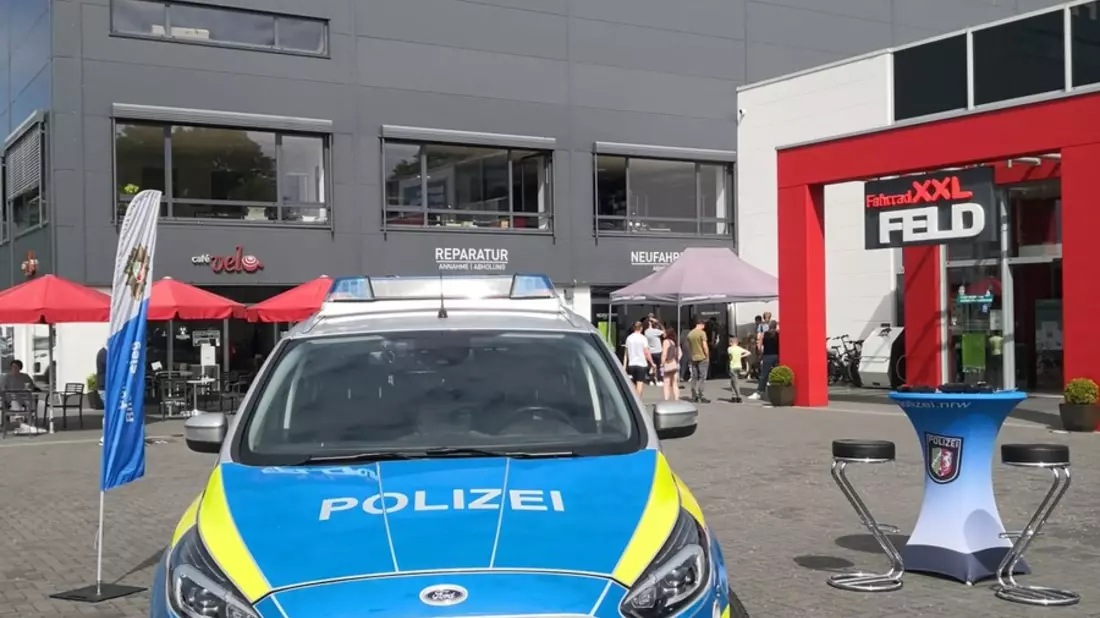 POL-RTK: Taser-Einsatz nach Körperverletzung und Ruhestörung +++ Räder abmontiert und gestohlen +++ Mülltonne angezündet +++ Motorradfahrerin stürzt +++ Erfolgreiche Fahrradcodierung - Bild: presseportal.de