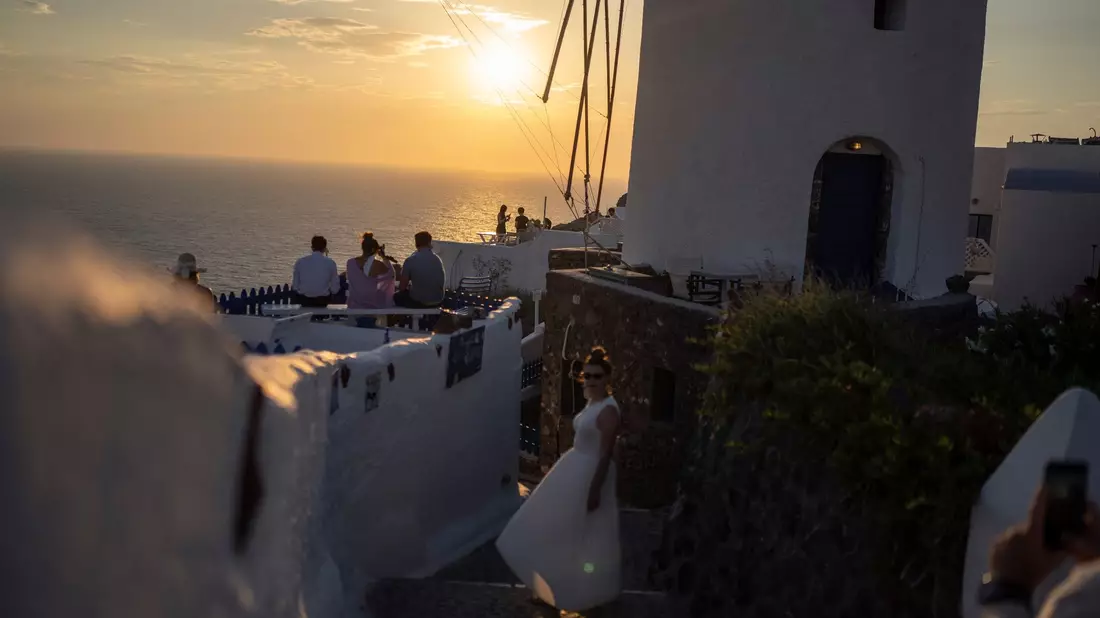 Ein Beben der Stärke 5,3 hat die Inselidylle von Santorini erschüttert. - Bild: Petros Giannakouris/AP/dpa